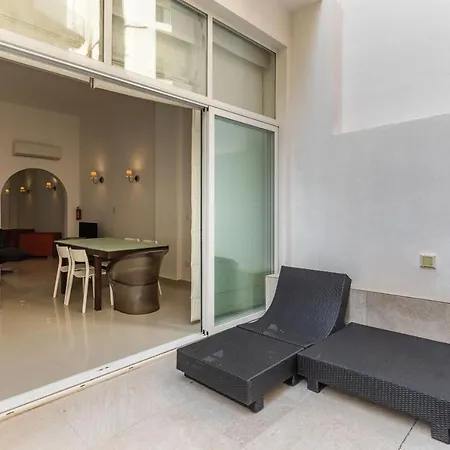 Charming Four Bedroom Townhouse One Minute Away From The Seafront بيت للعطل *