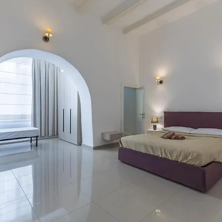Charming Four Bedroom Townhouse One Minute Away From The Seafront * سليمة
