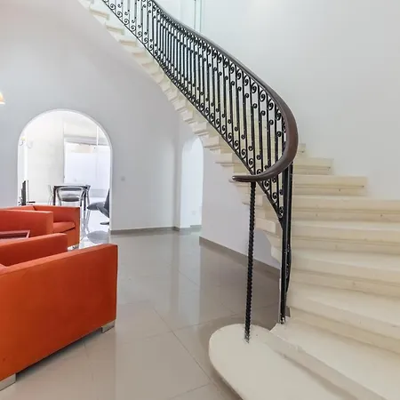 Charming Four Bedroom Townhouse One Minute Away From The Seafront بيت للعطل