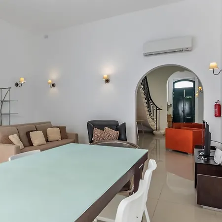 Charming Four Bedroom Townhouse One Minute Away From The Seafront بيت للعطل