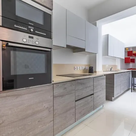 Charming Four Bedroom Townhouse One Minute Away From The Seafront بيت للعطل سليمة