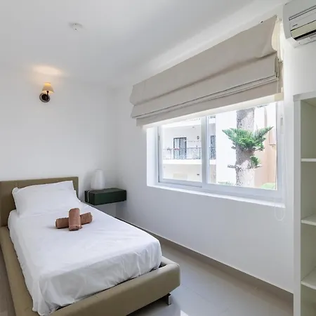 Charming Four Bedroom Townhouse One Minute Away From The Seafront سليمة