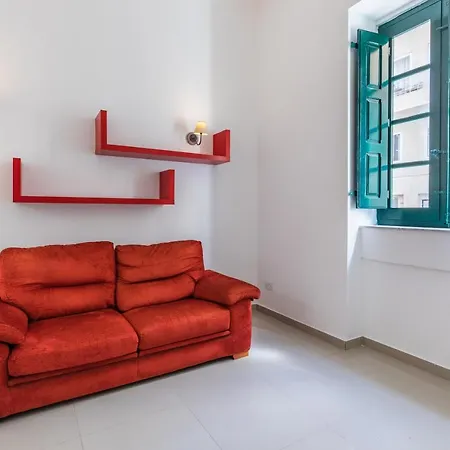 Charming Four Bedroom Townhouse One Minute Away From The Seafront