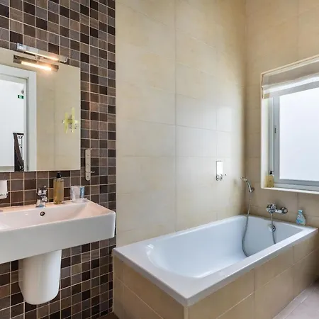 Charming Four Bedroom Townhouse One Minute Away From The Seafront Ferienhaus *